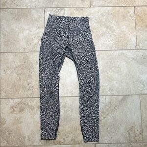 Lululemon women’s legging black and white speckled size 2